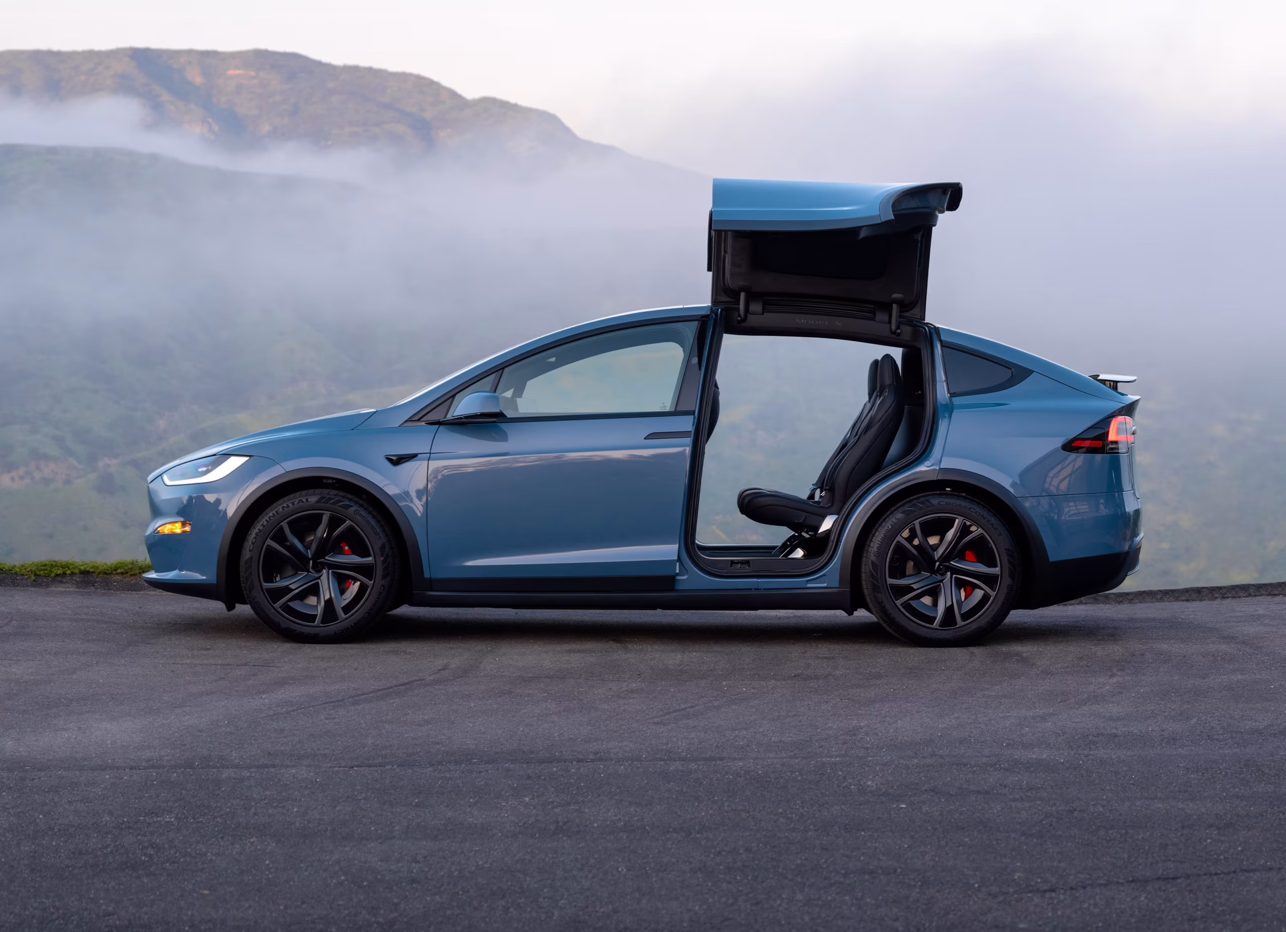 Tesla Model X parked in a futuristic driveway with sunset glow – Tesla Model X referral bonus 2025